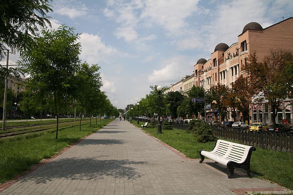 Promenade of Karl Marx Avnue, Dnepropetrovsk, 2006-07, (C) Seiji Yoshimoto