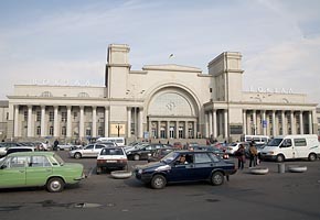 Train Station, Dnepropetrovsk, 2006-10, (C) Seiji Yoshimoto