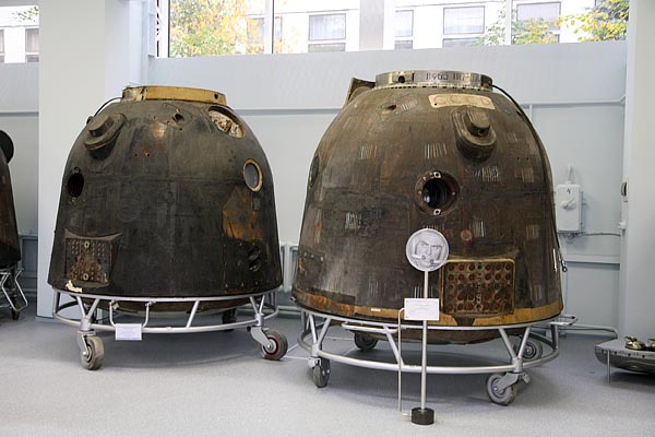 Descent modules of Zond-5 (left) and Soyuz-3 (right) 2006-10 (C) Seiji Yoshimoto 