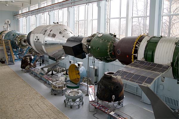 Full-scale mock-up of the Soyuz-Apollo first international flight, 2007-04 (C) Seiji Yoshimoto