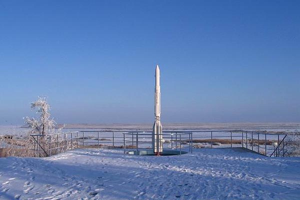 Riverside Monument of Proton, Cosmonaut Hotel, Baikonur, 2007-01 (C) Marianna Vinokurova