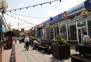 Shopping Area, Central Part of Dnepropetrovsk; 2006-07, (C) Seiji Yoshimoto