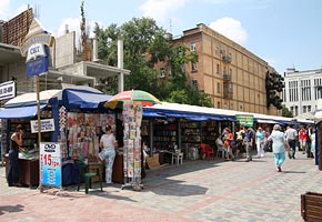 Open Air Market, Dnepropetrovsk, 2006-07, (C) Seiji Yoshimoto