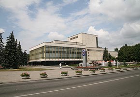 Opera and Ballet Theater, Dnepropetrovsk, 2006-07(C) Seiji Yoshimoto