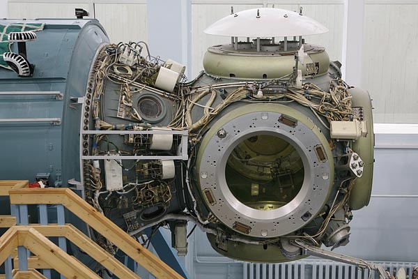 Transitive compartment with docking ports 2006-10 (C) Seiji Yoshimoto