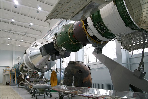 Full-scale mock-up of the Soyuz-Apollo first international flight, 2007-04 (C) Seiji Yoshimoto