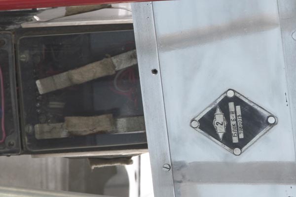 nside of part of Radio Transmitter D-200 (left) ; and Name plate of Power Supply Unit (right) 2007-04 (C) Seiji Yoshimoto