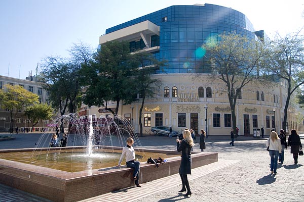 Shopping Center near Deribasovskaya Street, Odessa, 2006-10 (C) Seiji Yoshimoto