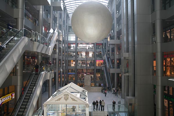 Shopping Center near Deribasovskaya Street, Odessa, 2006-10 (C) Seiji Yoshimoto