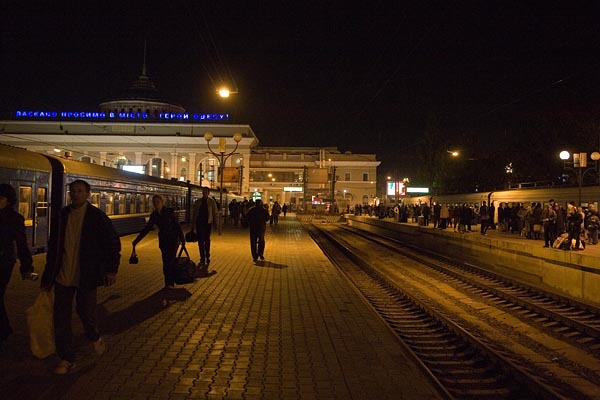 On the Platform of Odessa Train Station, 2006-10 (C) Seiji Yoshimoto