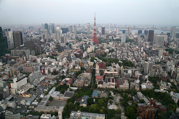 Shiodome and Tokyo Tower viewed from Roppongi Hills Tower, Tokyo, 2006-05, (C) Seiji Yoshimoto