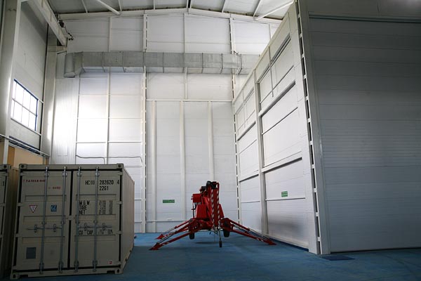 Unloading and Storage Area, and Front Room to Clean Room (right) , Yasny, 2006-07 (C) Seiji Yoshimoto