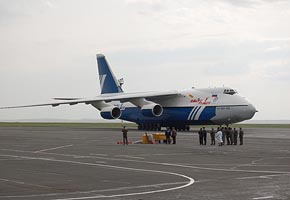 An124 at Orsk International Airport, 2006 (C) Kosmotras