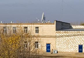 VSAT Antenna, Hotel Yasny Kosmotras, 2005-10 (C) Seiji Yoshimoto