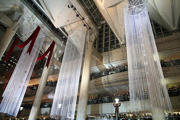 Artificial Snow in Landmark Plaza, Minatomirai 21, Yokohama, 2006-12 (C) Seiji Yoshimoto